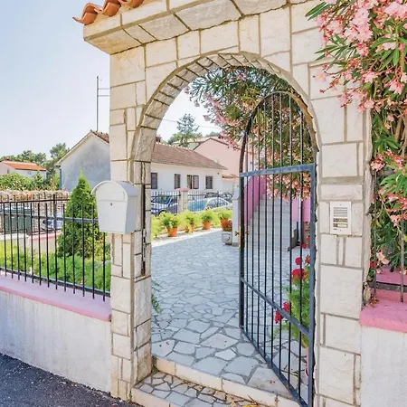 Apartment Pula 29 דירה